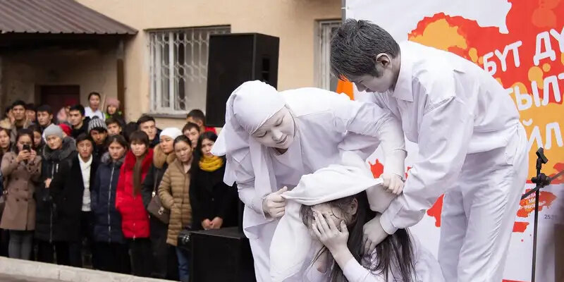 женщина лёгкого поведения. лиам нисон заложница 1. тайны смолвиля оливер кларк лоис. парень и девушка любовь. хочу украсть девушку.