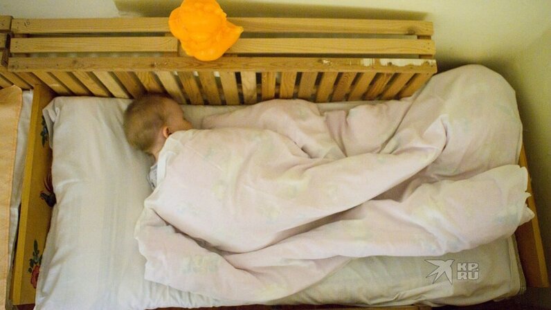 укрывает одеялом ребенка. укрывание новорожденных. укрывает одеялом ребенка. укрывать новорожденного одеялом?. можно ли укрывать ребенка одеялом.