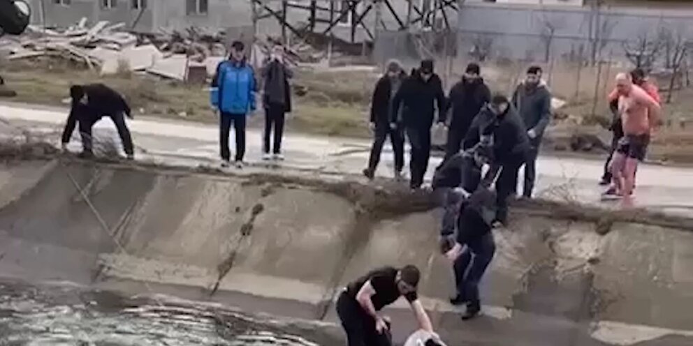 Деблокирование пострадавших при дтп. Скорая на дороге. Служба спасения на дорогах. Чс медицина катастроф + мчс. Пожарная машина и автомобиль скорой помощи.