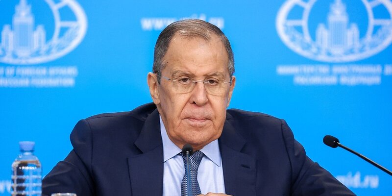 удивление на лице девушки. том круз. бизнесмен. женщина задумалась. женское лицо крупным планом.