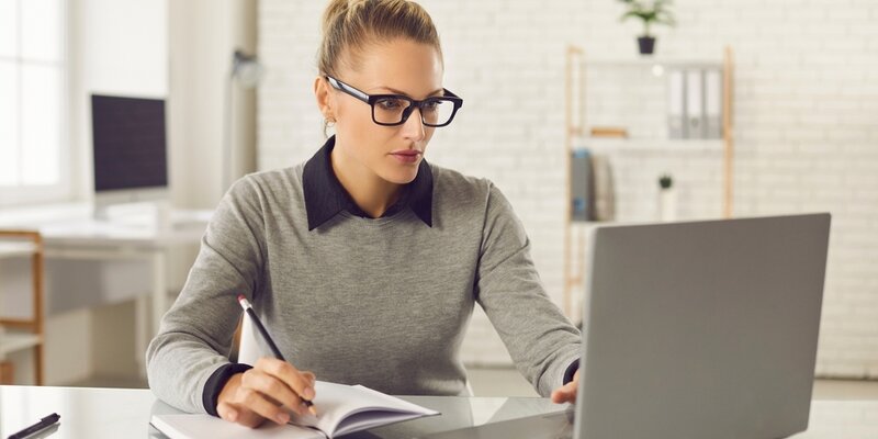 пожилая женщина в офисе. женщина руководитель. вакансии для женщин 40. женщина 40 лет за компьютером. простые фото женщин после 40 с книгой.