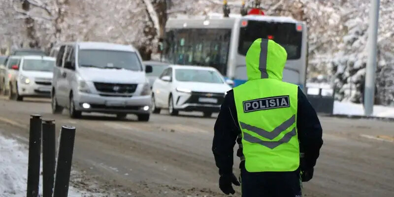 пешеходу запрещено переходить через дорогу. памятка. пешеход перебегает дорогу. пешеходу запрещено переходить через дорогу. в каких местах пешеходу запрещено переходить через дорогу за городом.