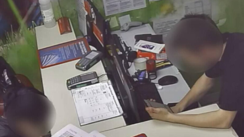 Раскрась разными способами используй только 2 цвета карандашей. 3 3 3 3 3 3 3 3 3 3 3 3 3. Запишите все трёхзначные числа в которых. 3 3 3 10 используя только. 3.