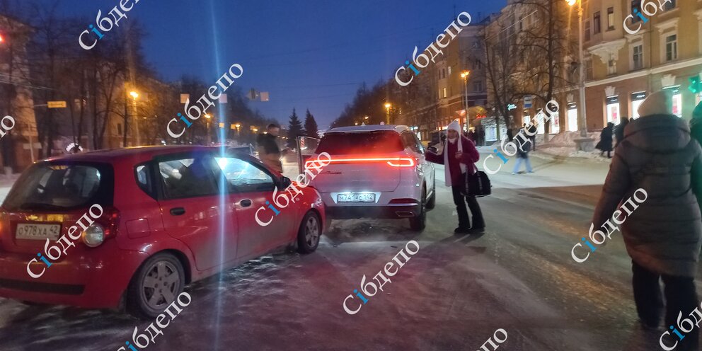 Две машины попали в аварию