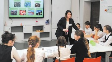 Два языка в школах. Урок иностранного языка в начальных классах. Школьники на уроке русского языка. Global school ставрополь. Изучение иностранного языка.