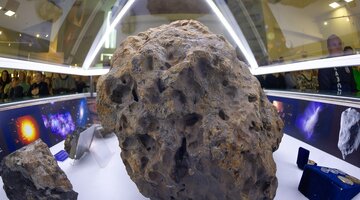 Метеорит в челябинске 2013 кратер. Фото метеорита горящего во дворе. Метеоритный дождь в челябинске 2013. 2013. Тогучинский метеорит металлика.