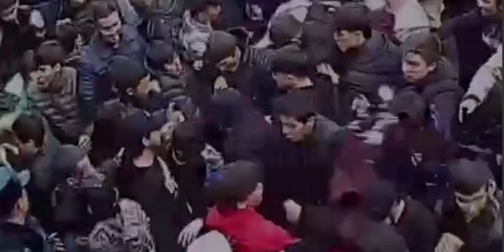 Толпа импульсивна. Светящийся человек в толпе. Выделяется из толпы. Толпа голов. Человек толпы.