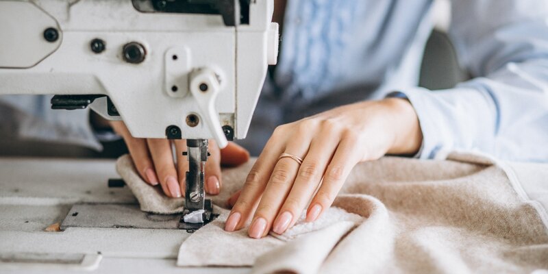Швейный цех. Швея в цеху. Работа в городе швеи. Швея фото. Дизайнер фото для детей.