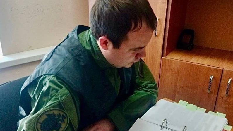 Ребенок наказан. Карикатура ремень. Давай накажем. Памятка кража это преступление. Карикатуры на начальников смешные.