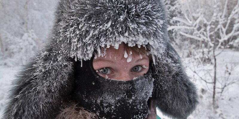 Стоит суровая зима. Зима 2012. Холодная зима. Стоит суровая зима. Человек в инее.