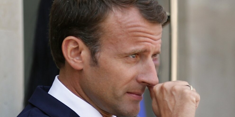 лидер французской партии "патриоты" флориан филиппо. давай француз. сталин черчилль прикуривает. сталин подкуривает фото. таможня даёт добро (2010).