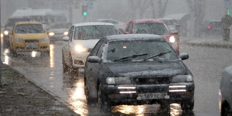 дождливая осень. мокрый снег. сильный снег на дорогах. снег туман ветер дождь. метель.