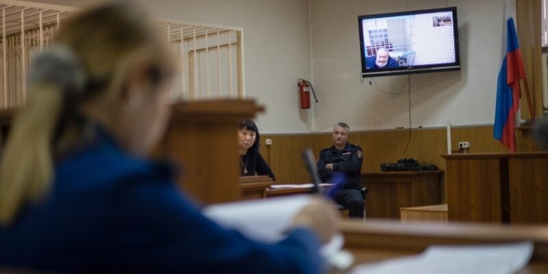 Приступил к рассмотрению дела