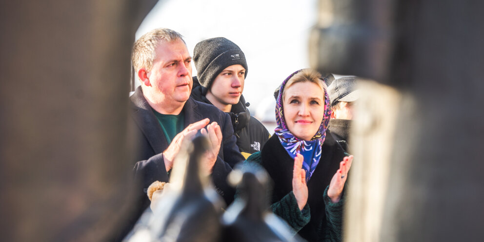 верующие люди. верующий 1. священник с четками. верующий человек фото. верующий мужчина.