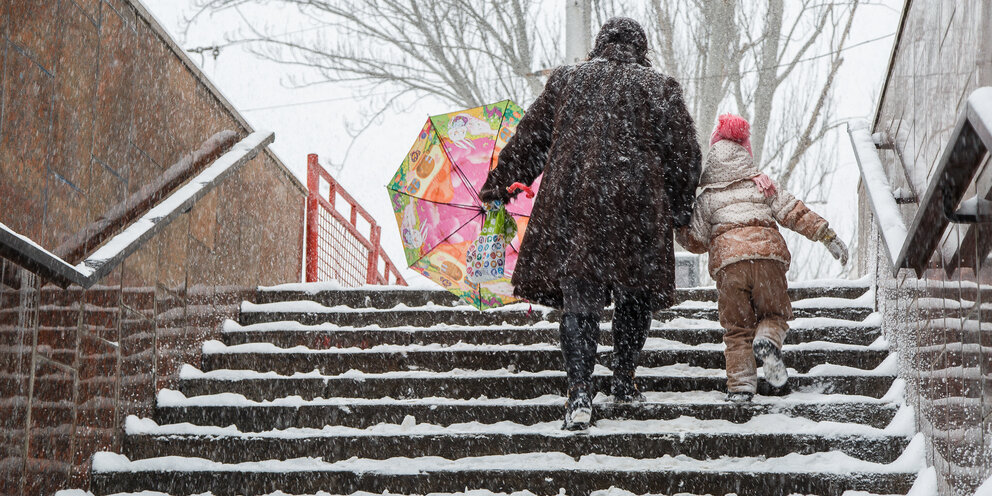 Это смотря кто куда смотрит