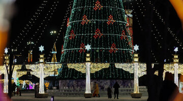 Новогодняя елка для детей казань. Кремлевская елка 2021. Новогодняя елка. Казань снегурочка. Новогоднее представление в театре экият казань.