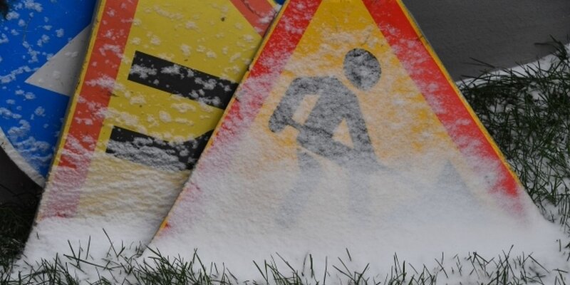 закрыта наполовину. закрыта наполовину. половина лицо прикрыто волосами. рука лицо. девушка с рукой у лица.