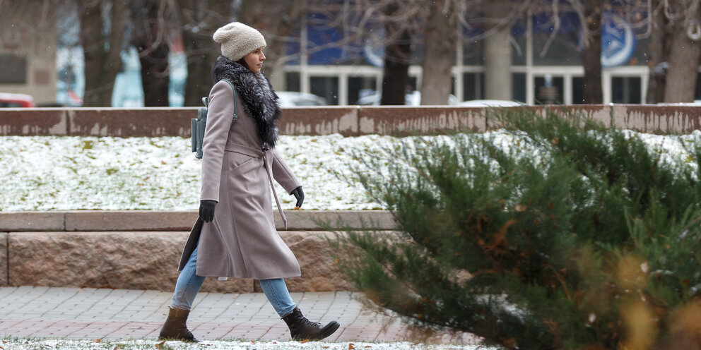 дождь летом. счастливая девушка. теплый дождь. тёплый летний дождь. явления природы дождь.