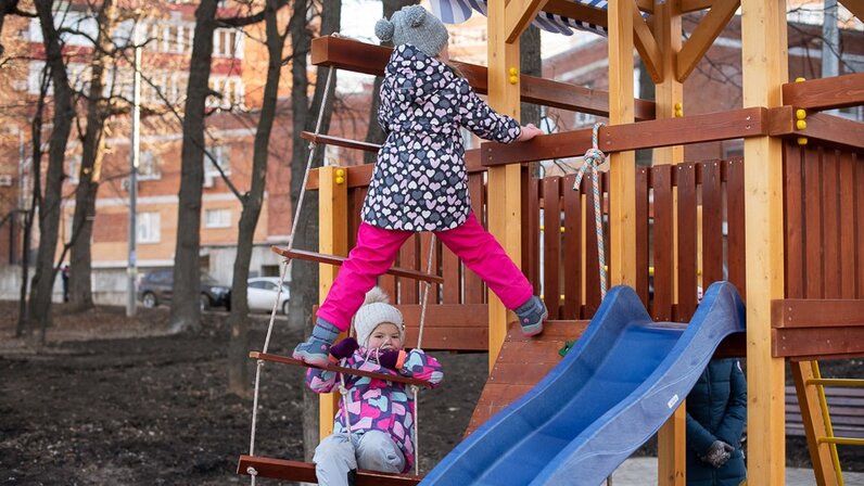 ребенок в магазине. услуга найти ребенка. ребенок раскидал игрушки. приложение для слежения местоположения. ребенок в тележке супермаркета.