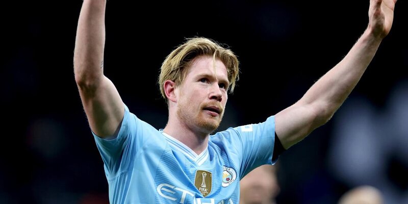 Человек заходит в офис. Пропустить помощник. Женщина в дверях. Пропустить помощник. Пропустить помощник.