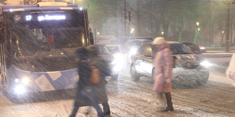 Санкт-петербург снежный коллапс. Снегопад в питере сегодня. Сугробы в питере 2021. Снег в питере. Снег в питере.