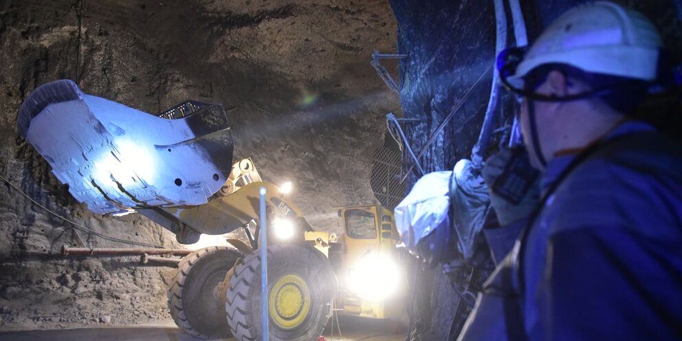 закрытие плавильного цеха в никеле. кольская гмк плавильный цех. плавильный цех анодного никеля. никель закрытие. никель закрытие.