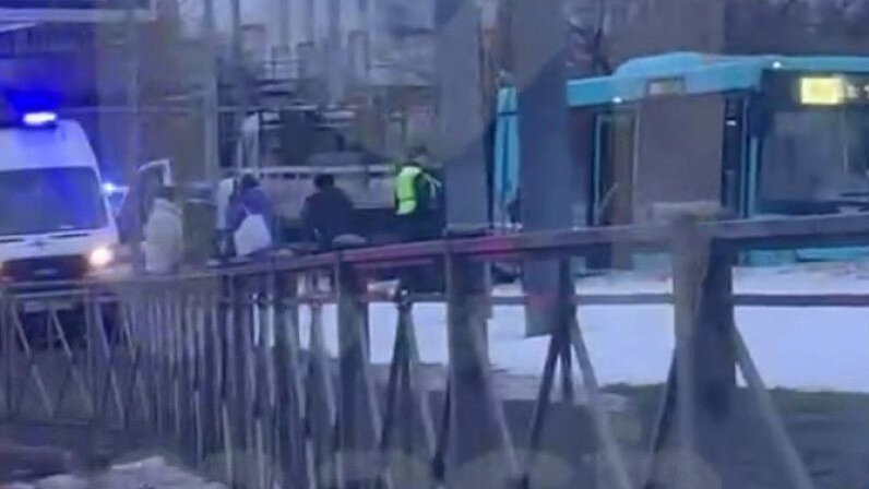 сбил на зебре. на кондратьевском сбили ребенка. санкт петербург наезд на пешеходов. авария в спб вчера на пешеходном переходе на киевской. санкт петербург наезд на пешеходов.