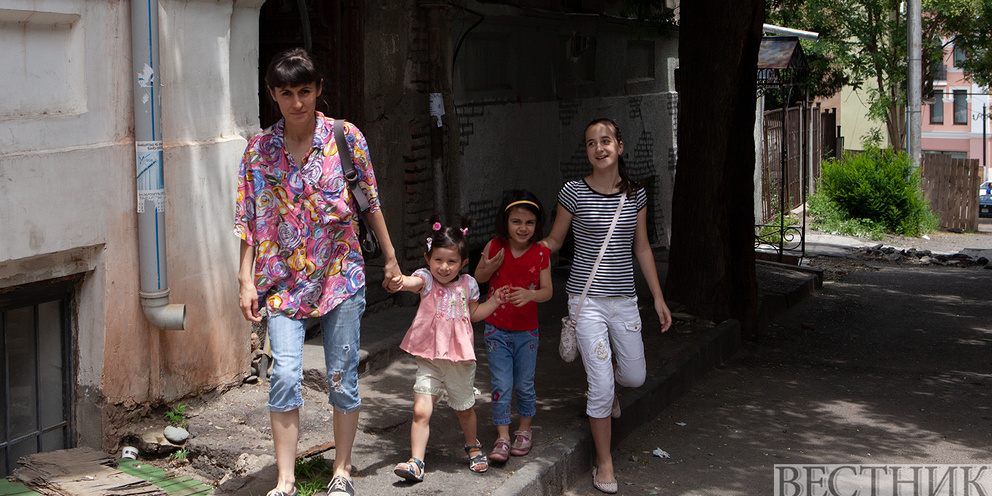 Когда в грузии идут в школу. Школьники грузии. 98 школа тбилиси. Грузинки в школе. Школьное образование в грузии.