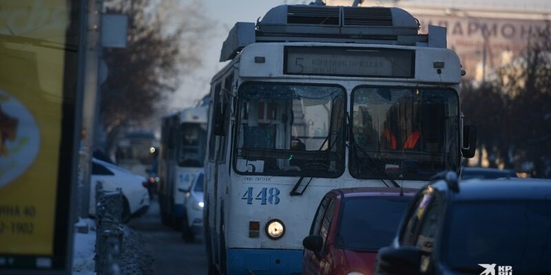 Авария на уралмаше екатеринбург. Дтп на уралмаше. Авария на уралмаше последние новости. Дтп на уралмаше. Авария на уралмаше 2 дня назад.