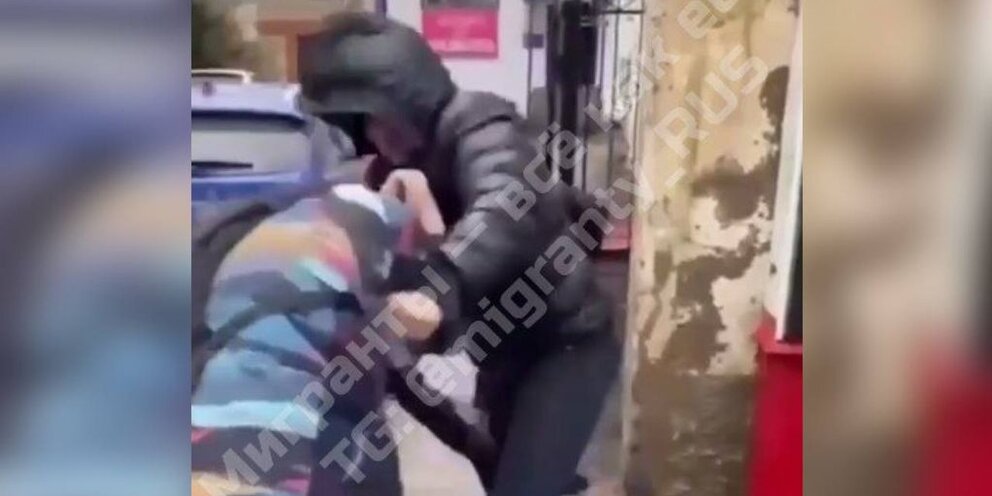 Дети мигрантов избили ребенка. Полицейские разнимают драку. Изьеение имигранта на вторчике. Ўзбек мигрант избил ребёнка