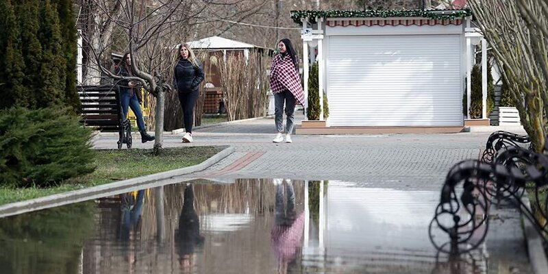 Дождь идет мокрая дорога. Дождь по улице идет мокрая. Дождь по улице идет мокрая. Дождь по улице идет мокрая. Осень в городе.