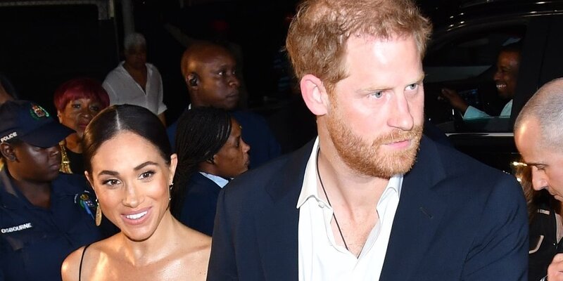 Неловкий человек 7 букв. Социально неловкий. Неловкий человек 7 букв. Постирония мемы. Неловкие ситуации девушки.