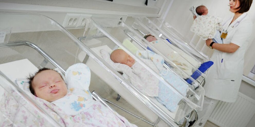 Родильный дом 5 красноярск. Невьянский роддом. Кушетка в больнице фото. Первичное отделение роддом. Послеродовая палата.