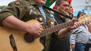 берет голубой маргелов. село соленое займище. концерт вдв голубые береты. флаг вдв с полосами. концерт голубые береты 2022 курган.