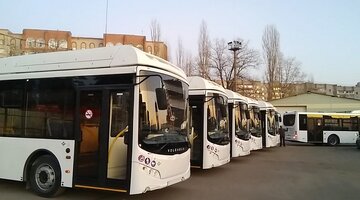 Новогодний автобус. Новогоднее украшение автобуса. Украсить салон троллейбуса к новому году. Автобус москва. Дедморобус санкт-петербург.