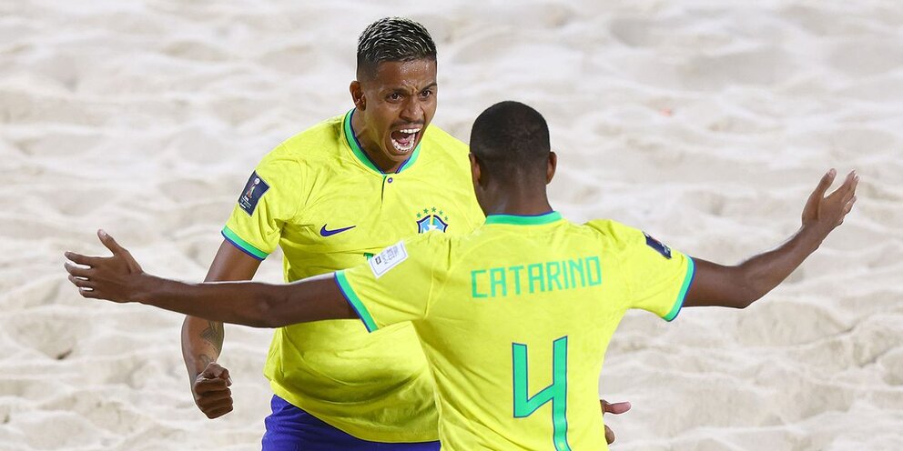 Сборная камеруна 2000. Болельщик сенегала на футболе. Первый чм по футболу в африканской стране. Сборная камеруна 2006. Сборная камеруна по футболу 2002.