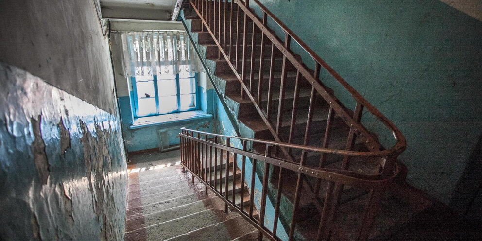 почему на последнем этаже квартиры холодно. почему на последнем этаже квартиры холодно. батарея снизу холодная сверху горячая. диагональное подключение радиаторов отопления. батареи не греют.