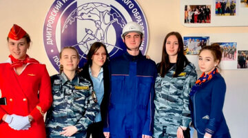 Красивый студент. Общественный интерьер. Дипломный переплет. Молодежь студенты. Фотозоным для посвящения в студенты.