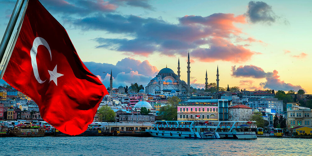 Турция россия стамбул. Истамбул флаг. Флаг Стамбула. Турецкий флаг на Босфоре. Анкара Турция флаг.