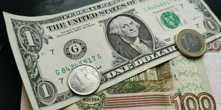 Две тысячи долларов. Доллары старого образца. 90 долларов. 1400 долларов. 100 долларов.