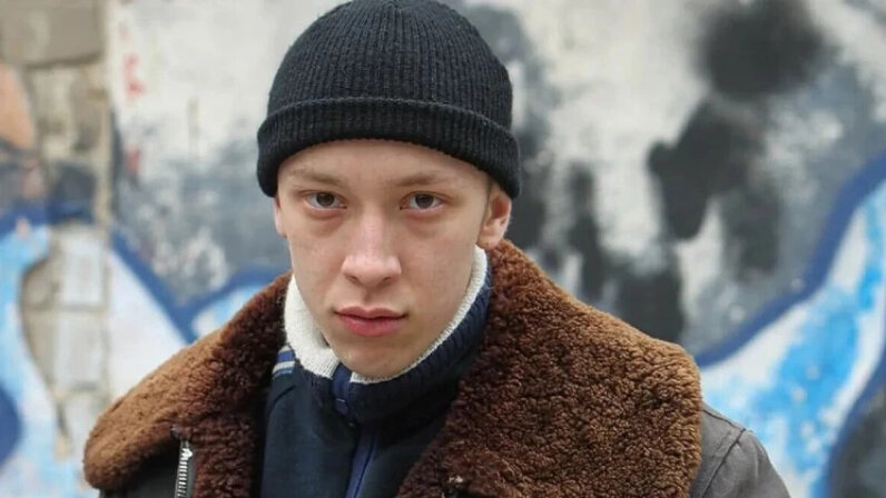 пацаны с района. альваро мэл в полный рост. здорова пацаны. симпатичный парень. картинки для пацанов.