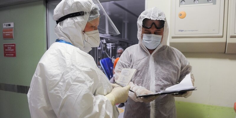 Инкубационный период коронавируса симптомы. Как щарвжают короновирусом. Сколько заразен человек при коронавирусе 2023. Сколько заразен человек при коронавирусе 2023. Статистика погибших от коронавируса медиков в россии.