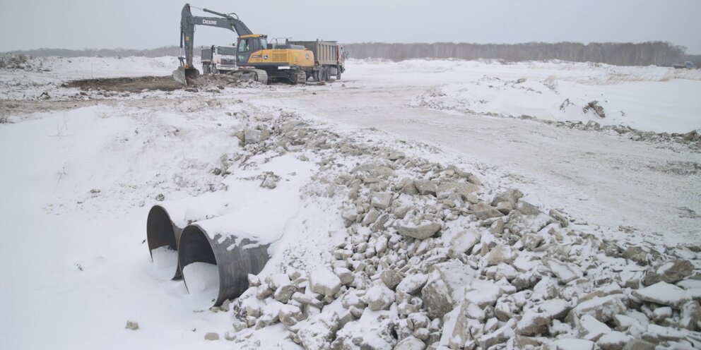 мужчина идет на работу. девушка идет. парень идет навстречу. ленсиони почему не все любят ходить на работу. ходить на работу дорого.