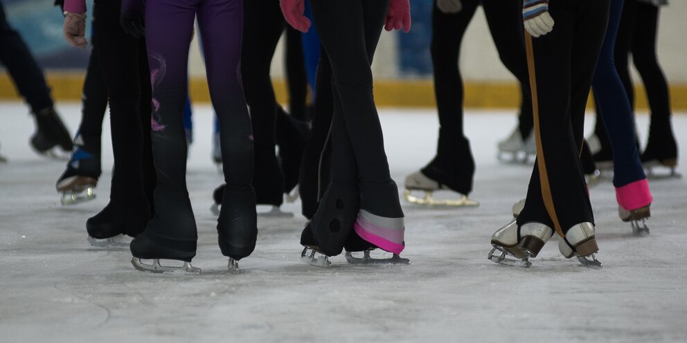 лед заманчив и прекрасен но зачастую он опасен. стадион юность пермь каток. каток молодежный москва. лед надежды нашей 2021. каток юность омск.