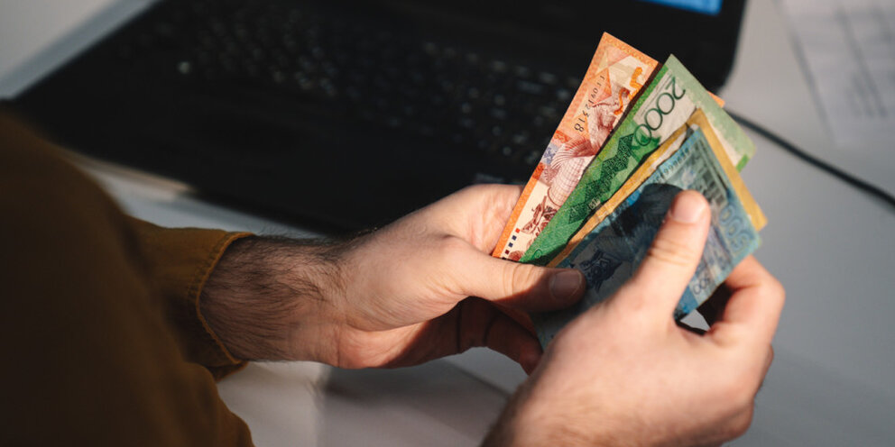 Работа со своими деньгами. Женщина с деньгами. Счастливый человек с деньгами. Флойд мейвезер богатый. Приумножить деньги.