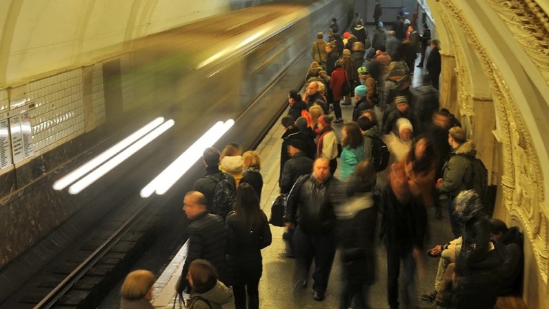 Крестьянская застава метро ветка. Сбой люблинская линия. Вагоны метро люблинской линии. Лобовое стекло электрички. Станция печатники люблинско-дмитровская линия.