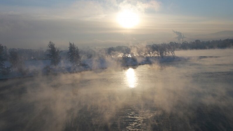 Счастливая женщина. Александр конторович пограничник. Девушка в лучах солнца. Солнышко ему светит. Девушка солнце счастье.