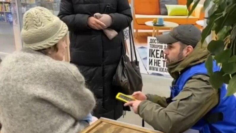 я бабушка. бабушка быстрей. бабушка быстрей. бабушка и дедушка я скоро буду. надпись на боди ты станешь бабушкой.