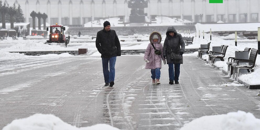 мокрый снег гололед. мокрый снег и гололедица. снег дождь гололед. зима гололед. снегопад метель.