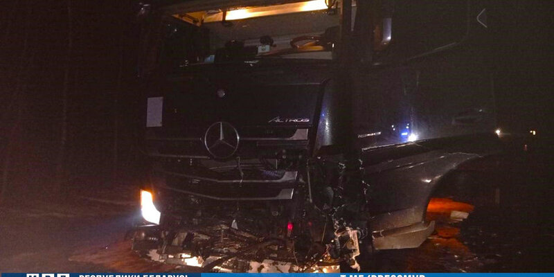 встреча людей. случайная встреча. мужчина оглядывается на женщину. случайная встреча. девушка столкнулась с парнем.